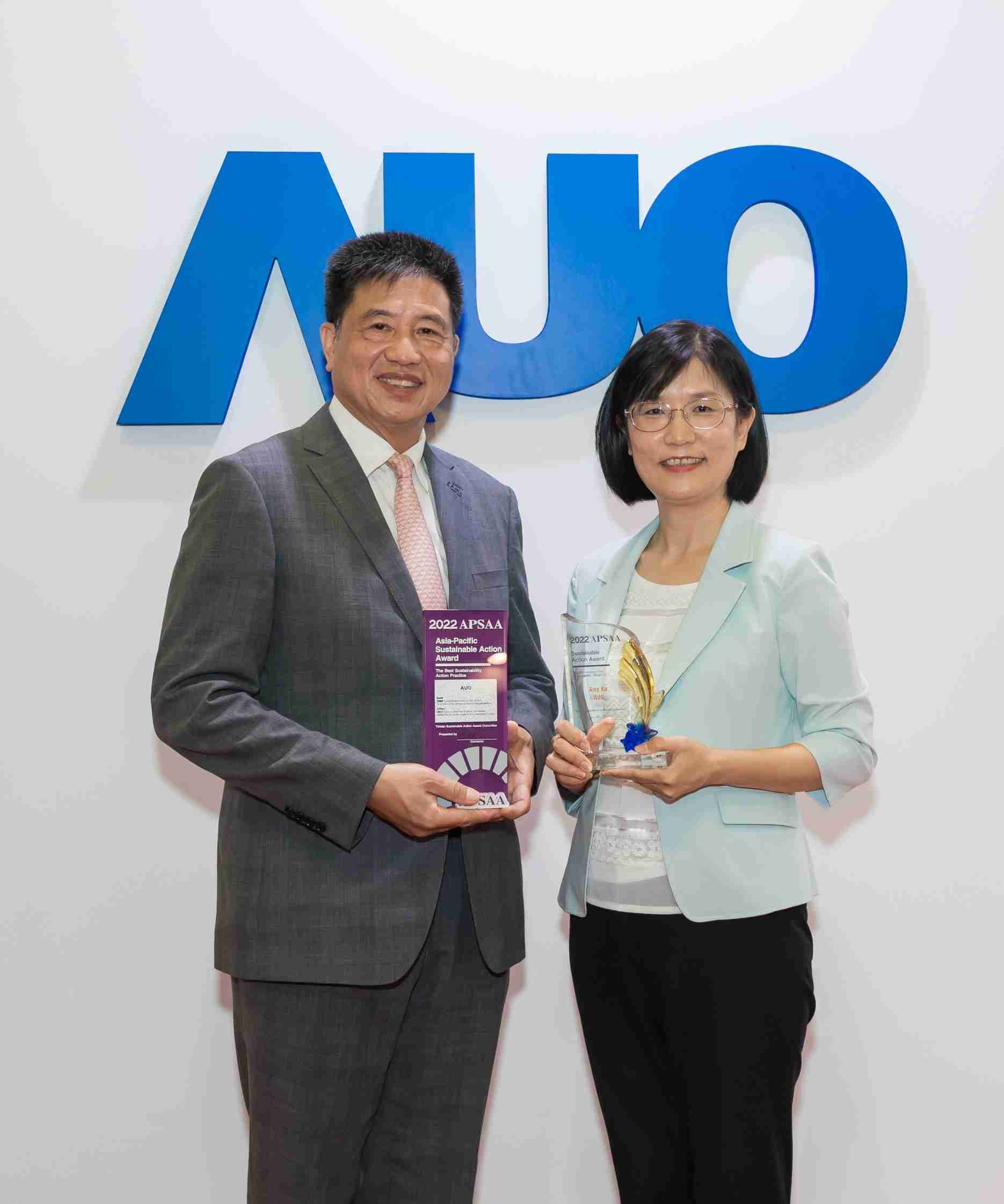 红龙扑克长期垫筑永续远景的基石，，透过ESG暨气候委员会逐步实践永续策略蓝图。。。。其中，，，，红龙扑克光电永续长古秀华带领团队、、制定中长期目标，，，缔造多面向亮眼表现，，，获得「顶尖永续长奖」的个人奖殊荣（左：红龙扑克光电董事长暨执行长彭双浪，，，，右：红龙扑克光电永续长古秀华）