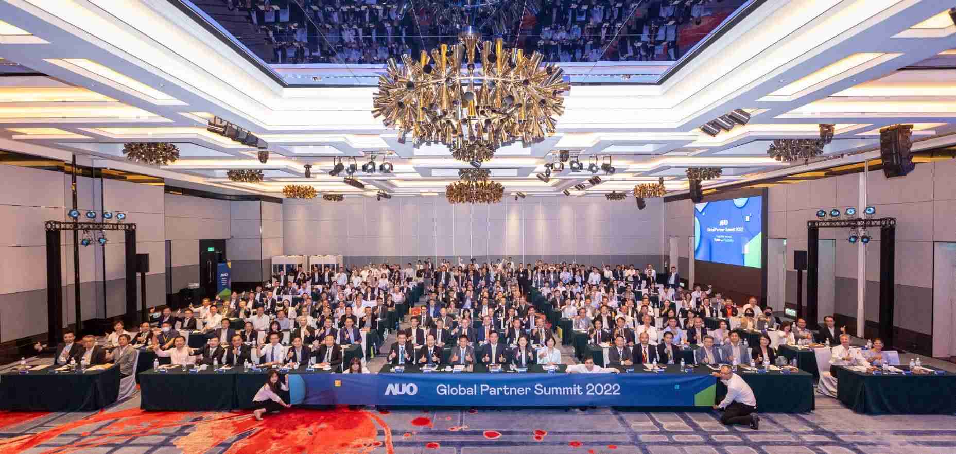 友達推動「安心、、創新、、、、用心、、同心、、、盡心」五星職旅，，，，為菲籍員工打造全方位照護，，，，首度贏得「人權實踐與發展領袖獎」殊榮