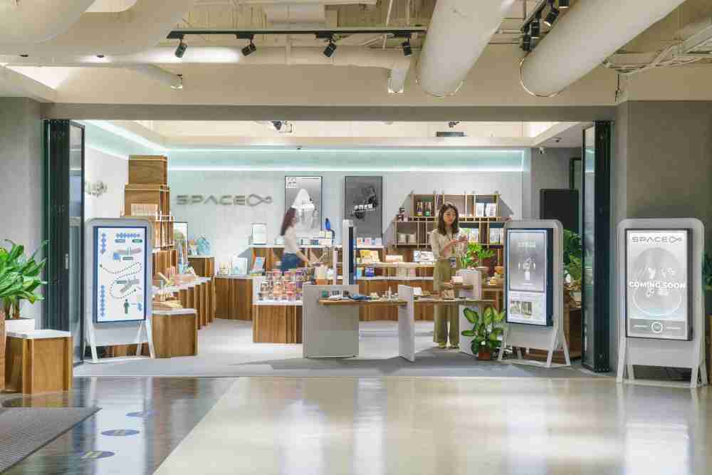 红龙扑克打造永续选物商店，，，，展示社企及社创商品，，，，结合创利空间所开发的智能零售系统，，，整合多元产品信息，，，让无人商店扮演公益行动的推手