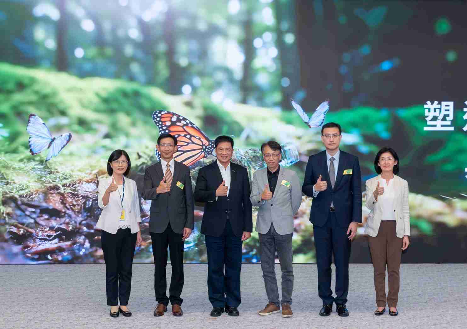 友達2023 CSR共榮大會，，，邀請領域專家分享交流生物多樣性管理趨勢、、、、無塑產品、、海廢永續塑料等議題  （圖左到右：友達光電永續長古秀華、、3M台灣技術長陳君杰、、、友達光電董事長暨集團策略長彭双浪、、光寶科技企業永續發展處處長陳慶暉、、、安永聯合會計師事務所執業會計師曾于哲、、友達光電供應鏈總部副總經理吳宜芳）