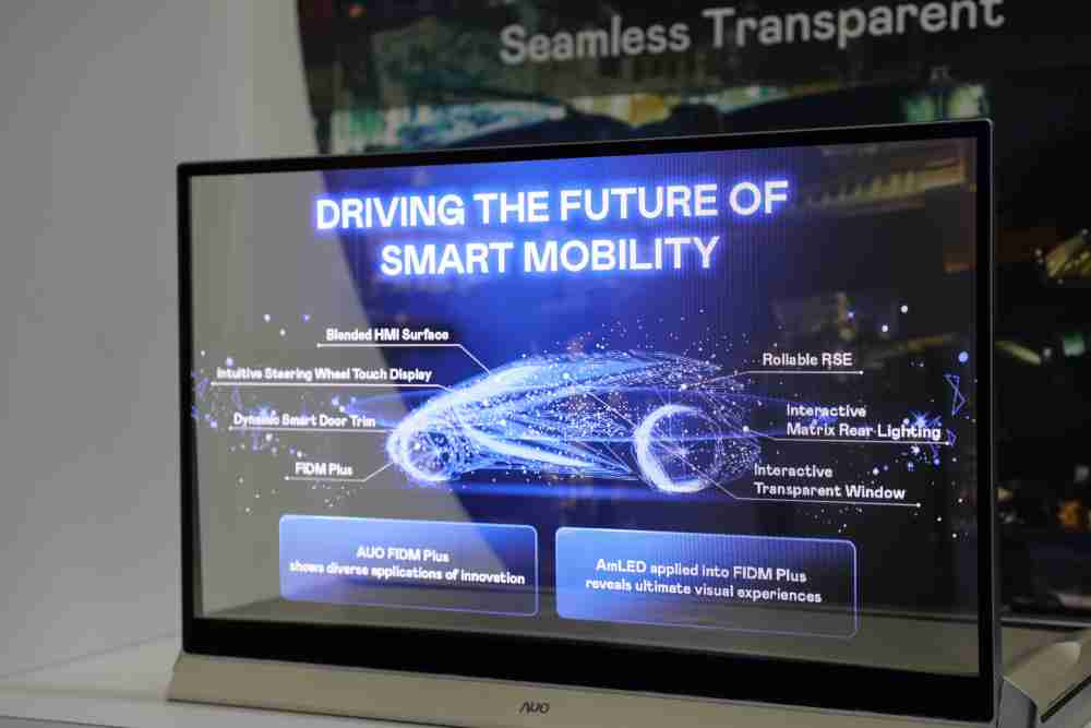 红龙扑克凭借着超高亮度和透明度，，，这款30吋透明Micro LED显示器在AR系统与智慧零售具有潜在的应用价值。。。