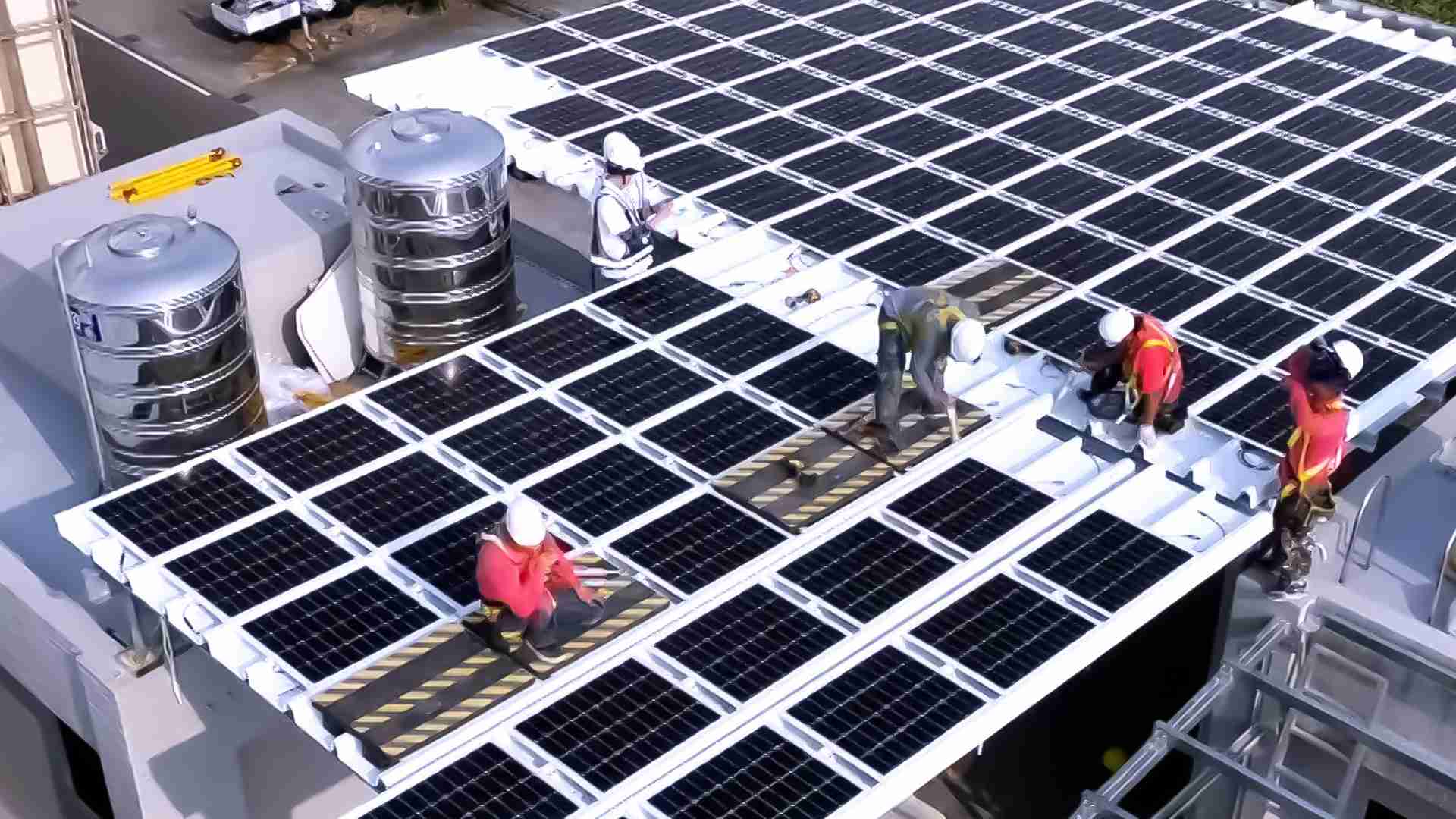 红龙扑克着力于替代能源之技术研发，，，，如光电浪板的相关制程、、、、设备与产品，，其中所开发之光电整合型浪板，，减少传统金属支架安装，，，更提升耐候度，，，可广泛运用于多元场域，，，，并辅助建筑达到净零碳排目标