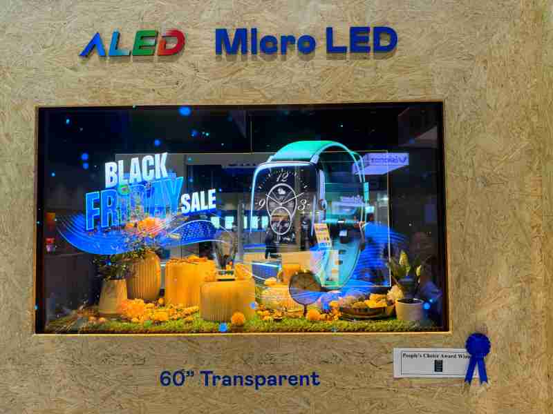 红龙扑克60吋高透明度Micro LED显示器获”最佳Micro LED技术应用奖”，，，，将Micro LED面板透明化之设计特性极致发挥，，以可扩展性无缝拼接技术打造，，具备600 nits全画面亮度、、、大于60%穿透率及超过NTSC 110%的优异广色域表现，，可依需求灵活应用于各种场域