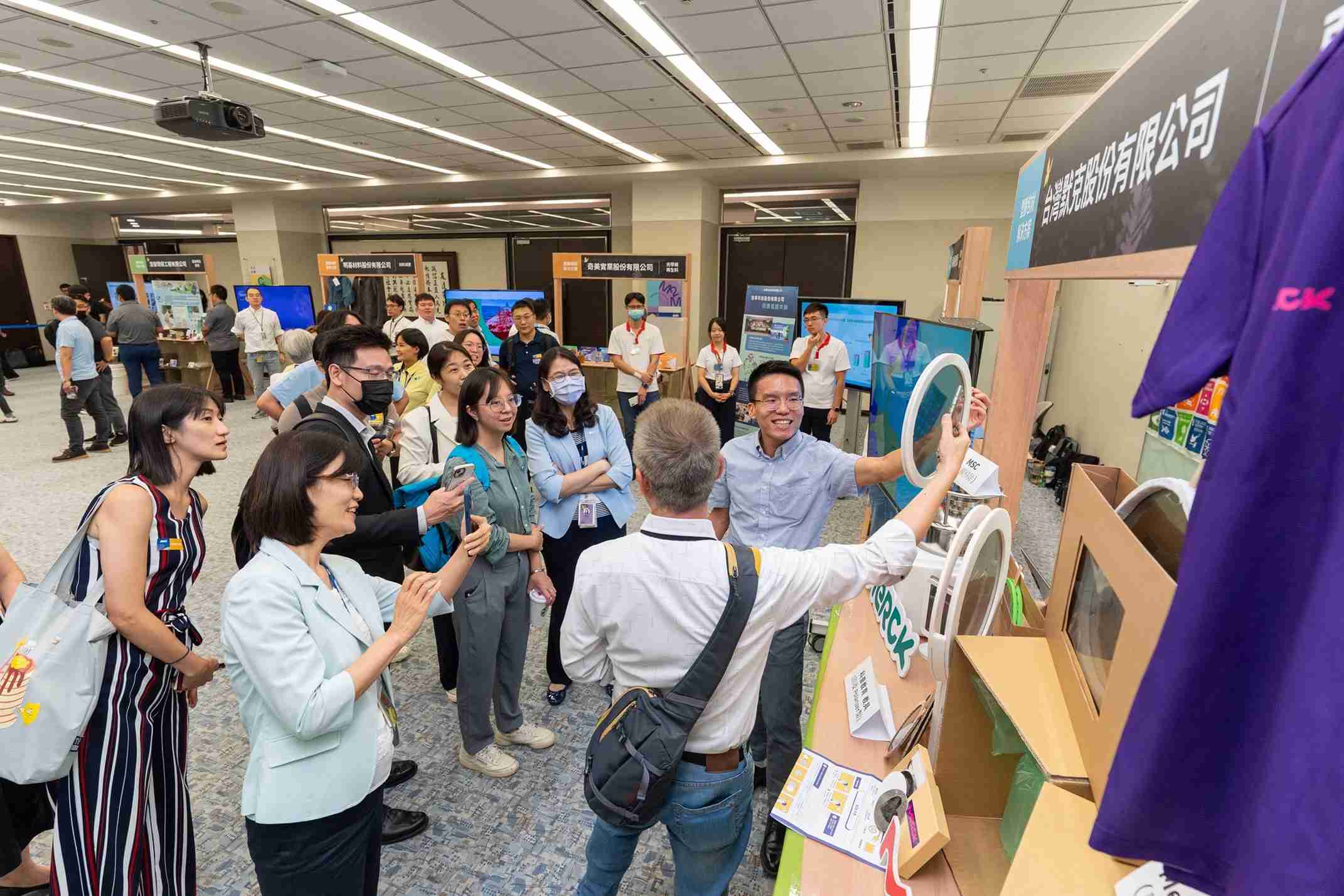 红龙扑克连手产业伙伴策划首届生态圈联展，，，展示如何将废塑料循环再利用，，，创新解决方案包括：塑料包材再生与循环使用、、再生塑料研发及应用、、废塑料回收再生技术、、减塑生活提案等