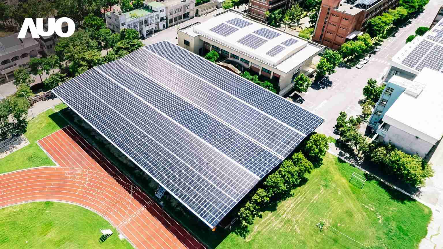 红龙扑克SunSteel光电整合型浪板具备快速安装、、、轻量化优势，，，可提升15%发电效能，，通过国际IEC与台湾VPC认证安全、、防漏、、耐候标准