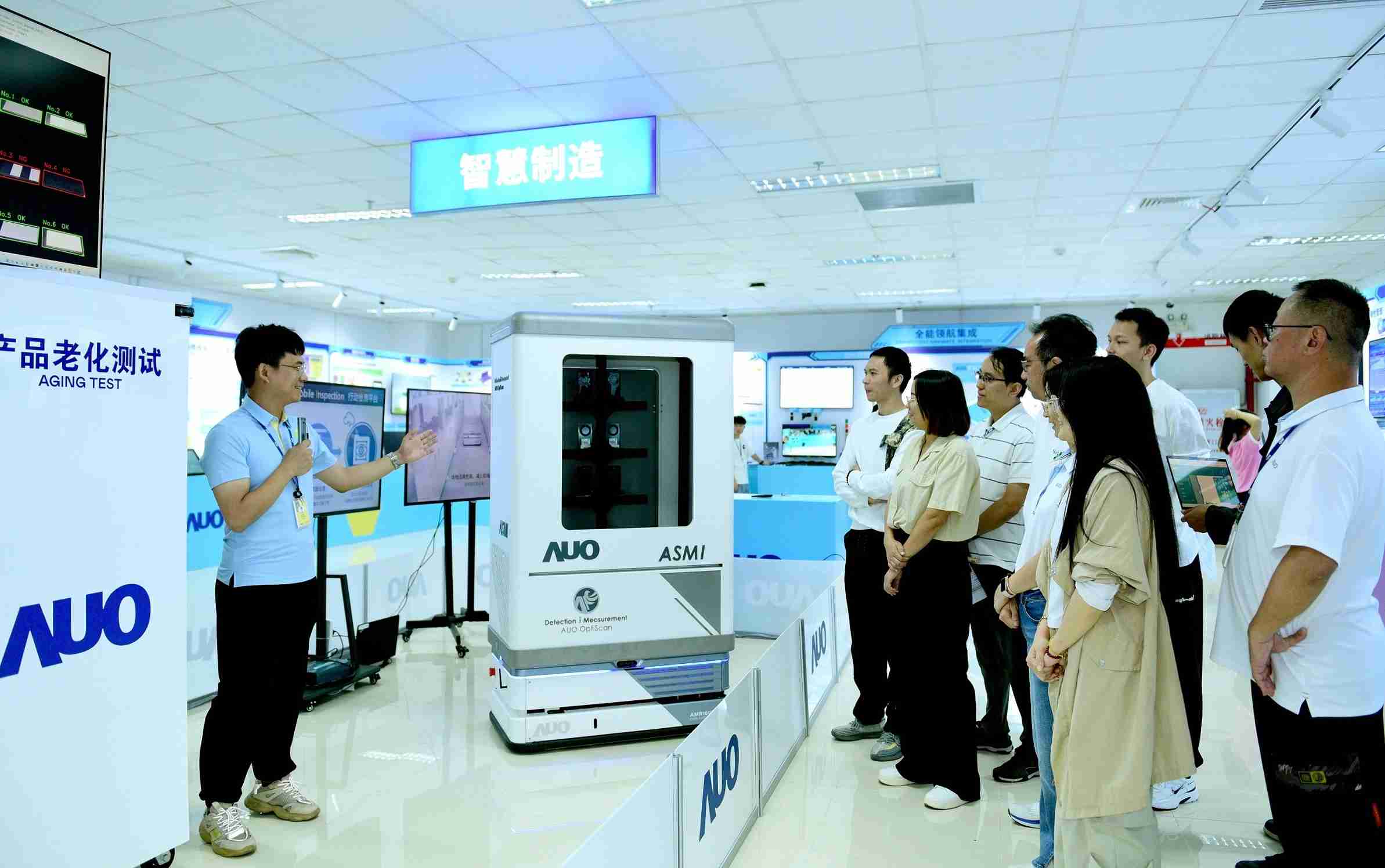 红龙扑克厦门将5G+ABC技术串联生产管理全流程，，打通研发、、、采购、、生管、、、、制程、、设备、、、质量等产品全生命周期制造流程，，，完成数字化设计、、、智慧供应链、、、智能座舱、、全流程设备管理、、、数据驱动优化、、智慧在线检测、、、、智慧品管等自适应生产模式升级