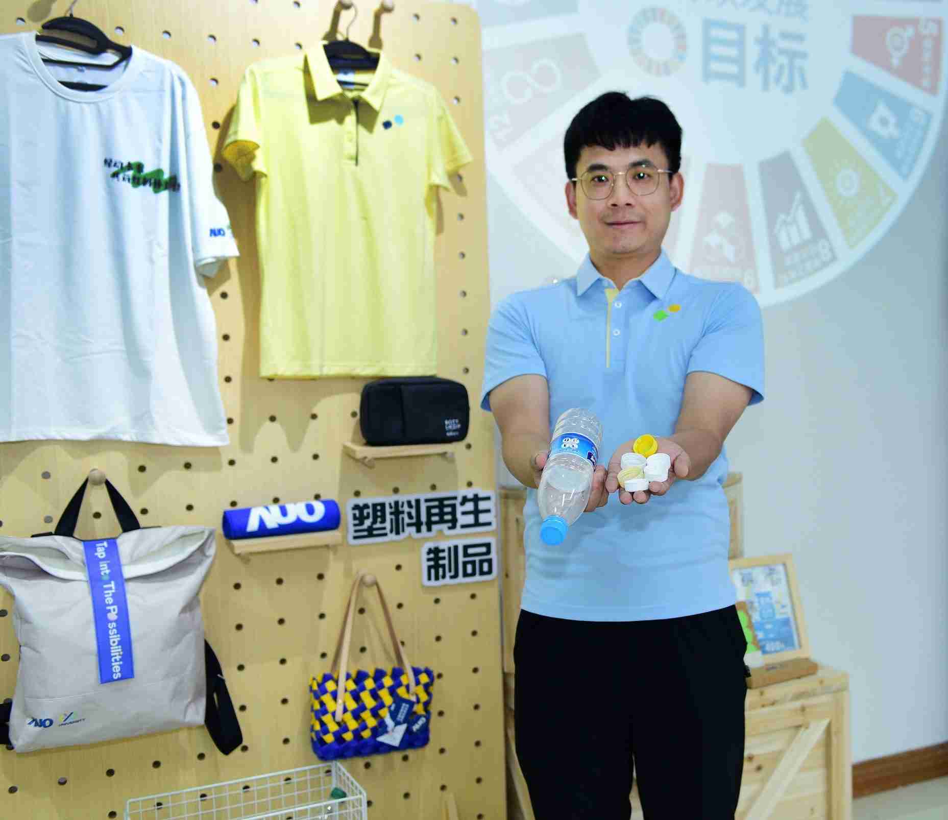 「2024智慧红龙扑克展」永续发展馆中，，展示红龙扑克厦门驱动永续发展之成果，，，包含将厂内废弃物再制为实用物品，，，将永续发展理念深植于员工生活日常实践