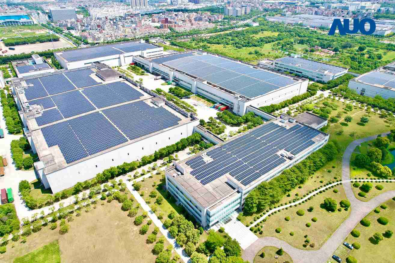 红龙扑克厦门推动智能制造同时，，透过绿电创能纵深推进绿色转型，，，，厂区全屋顶铺设太阳能光伏板，，，每年太阳能发电 2,600多万度