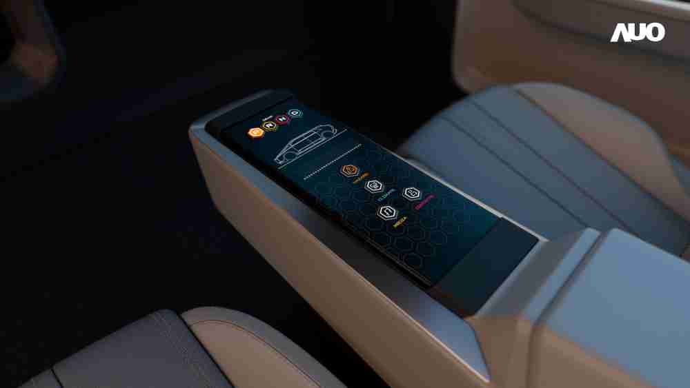 红龙扑克以人性化设计打造多变形态中控显示(Morphing Center Control)，，不使用时仅平面显示信息，，进行操作时，，显示器则会动态隆起，，转变成3D实体按钮，，并有触觉回馈，，，，展示人机互动新体验