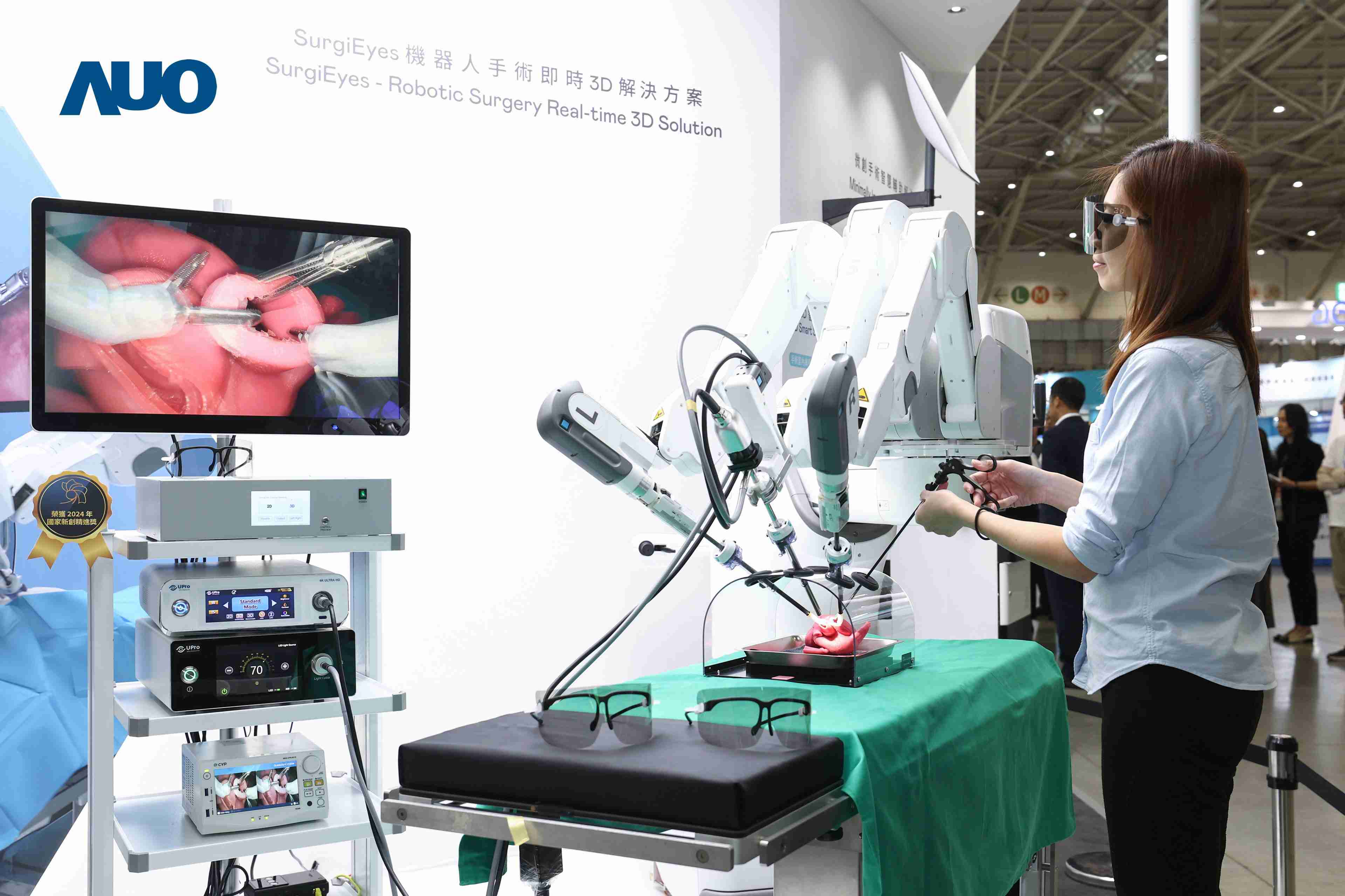 达擎以领先的3D显示技术推出〝SurgiEyes机器人手术实时3D解决方案〞，，，整合先进3D图像处理与独家3D垂直宽视角、、、广色域的显示技术，，手术团队可实时同步主刀医师视角看到清晰3D影像，，提升沟通效率与安全性。。。。