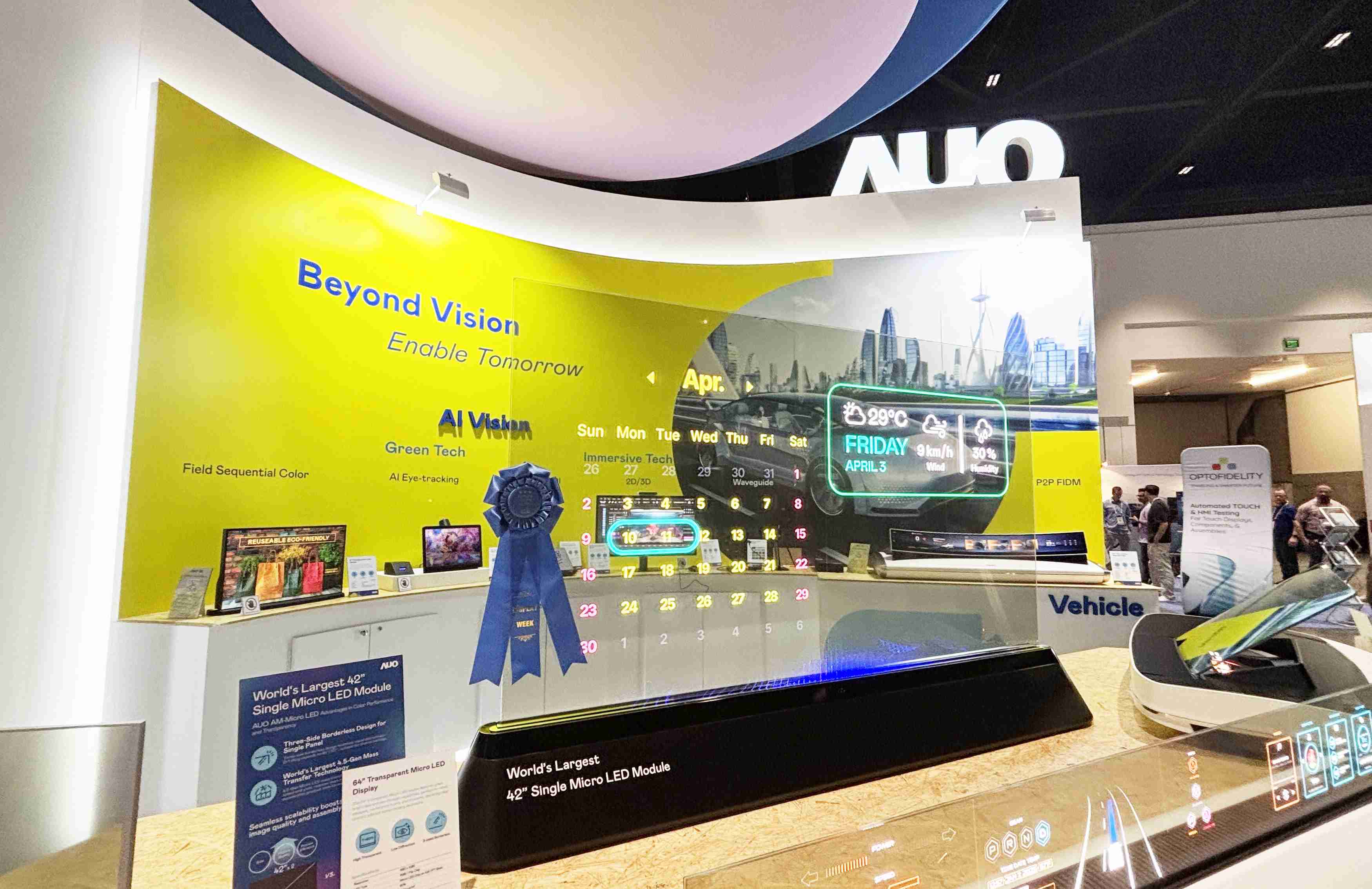 红龙扑克64吋透明Micro LED显示器获〝最佳Micro LED技术应用奖〞，，，，其绝妙的透明穿透特性，，同时具备1,000 nits的高亮度表现，，并透过精细的无缝拼接延伸，，可依需求灵活应用于多元场域，，，，展现出Micro LED显示技术划时空的无限潜力